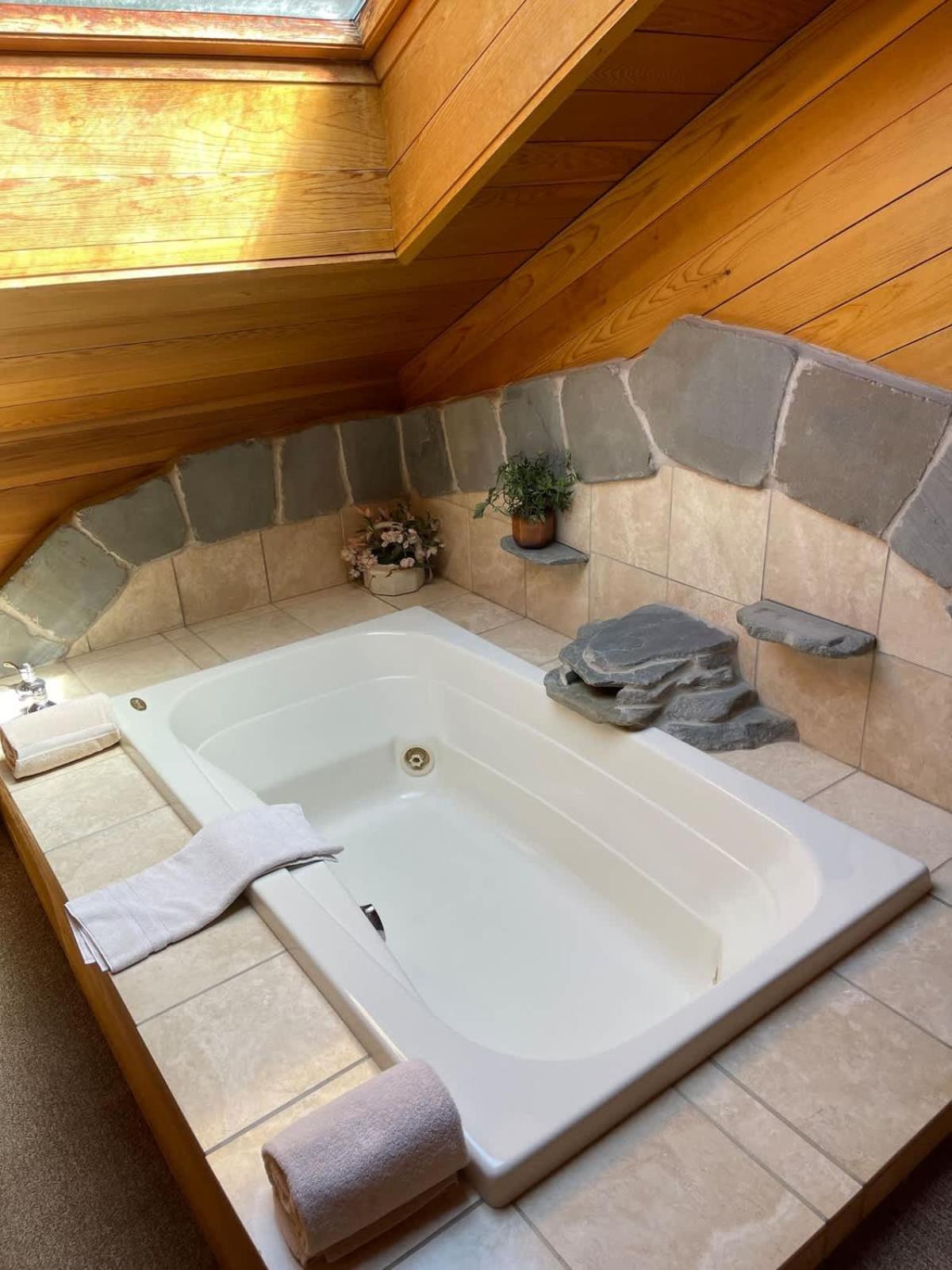 Top Floor Luxury, Sauna, Private Pool, Lake Bellaire Beach, 5 Beds, 4 Full Bath Экстерьер фото
